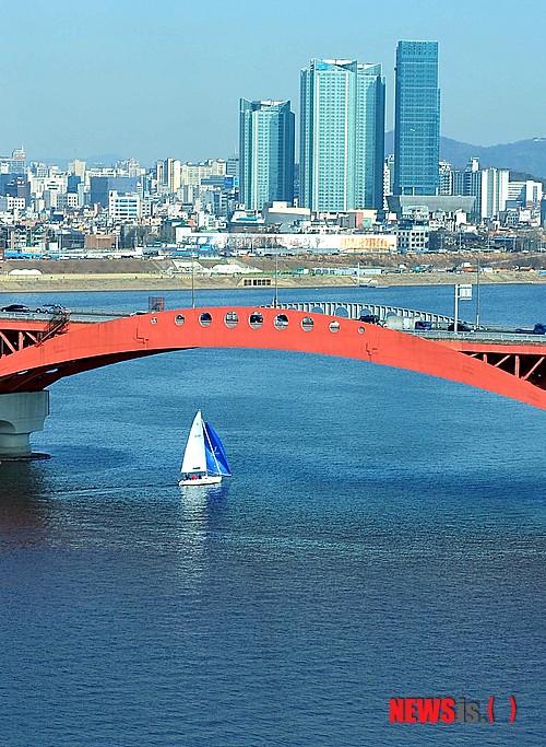 【서울=뉴시스】임영주 기자 = 물의 날을 하루 앞둔 21일 오후 한강의 요트 한척이 봄바람을 안고 떠가고 있다.&nbsp; dasee@newsis.com 