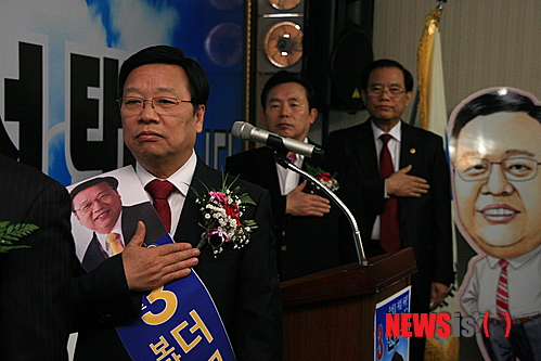 【대전=뉴시스】조명휘 기자 = 4·11총선 대전시 중구에서 출마하는 자유선진당 권선택 후보가 대흥동 선거사무소 개소식에서 국민의례를 하고 있다.&nbsp; joemedia@newsis.com 