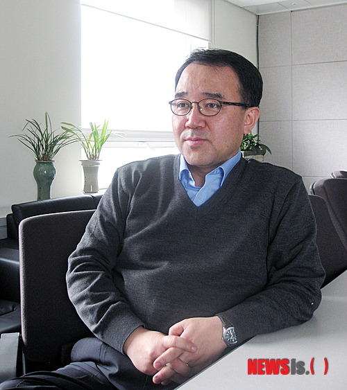 【대전=뉴시스】박희송 기자 = 국가기록원 이승억 학예연구관은 22일 국가기록원에서 "민종식 의병부대는 충남 서해안의 중심이었던 홍주성을 점령한 것에서 볼 수 있듯이 의병의 세를 가름해 볼 수 있다"면서 "비록 한말 의병은 미완의 전쟁을 끝났지만 이후 독립운동의 자양분이 된다는 점에서 높이 평가된다"고 밝혔다. 사진은 한말 의병장 민종식 선생에 대해 설명하고 있는 국가기록원 이승억 학예연구관. (사진=국가기록원 제공) photo@newsis.com