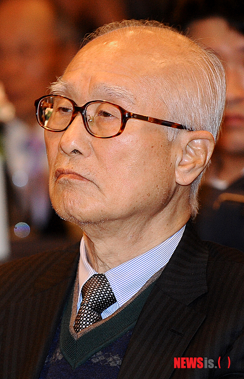 【서울=뉴시스】조종원 기자 = 김우중 전 대우그룹 회장이 22일 오후 서울 종로구 부암동 AW컨벤션센터에서 열린 '2012년 대우인회 정기총회 및 대우창립 45주년 기념행사'에 참석해 축하공연을 관람하고 있다.&nbsp;&nbsp; choswat@newsis.com