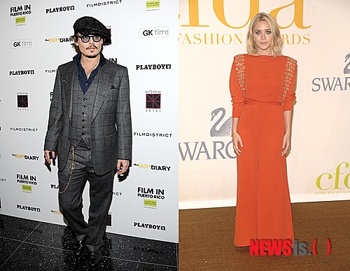 【서울=뉴시스】박영주 기자 = 할리우드 스타 조니 뎁(49)과 애슐리 올슨(26)이 열애설에 휩싸였다. 지난달 27일 뎁이 올슨의 아파트와 연결된 비상구에서 올슨과 밀애했다는 현지 보도가 나왔다. 목격자는 "조니 뎁은 누가 볼까봐 얼굴을 가린 채 급하게 건물 밖으로 빠져나갔다"면서 "애슐리 올슨의 집에는 두 사람만 있었다. 단순한 친구 사이는 아닌 것 같다"고 전했다. 뎁은 26일 오후 올슨의 집에 들어간 27일 오후에 나온 것으로 알려졌다. 한편, 뎁은 14년 동안 동거한 가수 바네사 파라디(40)와 지난 1월 헤어졌다. 결별 전후 프랑스 여배우 에바 그린(32)과 염문을 뿌리기도 했다. 뎁은 결혼 2년만인 1985년 메이크업아티스트 로리 앤 앨리슨과 이혼한 뒤 셰릴린 펜, 위노나 라이더, 제니퍼 그레이, 케이트 모스 등과 사귀었다. 파라디와 사이에 1녀(13) 1남(10)을 뒀다. 올슨은 쿼터백 매트 캐플런과 첫 관계를 맺은 후 재리드 르토와 1주 정도 즐겼다. 사이클선수 랜스 암스트롱을 거쳐 지난해까지 배우 저스틴 바서와 교제했다. gogogirl@newsis.com