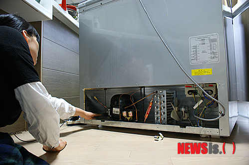 【천안=뉴시스】서정훈 기자 = 전자제품 서비스센터들이 제품수리보다는 새 제품을 구매하라고 요구해 물의를 빚고 있다. 충남 천안시 동남구 안서동 부경아파트에 거주하는 A(여·38)씨는 지난 17일 6년 사용한 위니아딤채 김치냉장고를 서비스센터에서 고칠수 없다며 새것으로 교체할 것을 요구하자 “억울하다”며 항의하고 있다.&nbsp;&nbsp; sjh1004@newsis.com