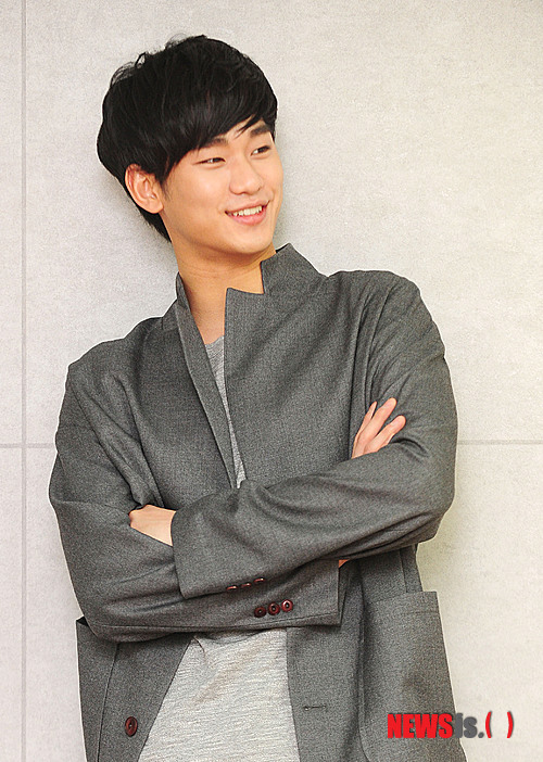 【서울=뉴시스】박동욱 기자 = MBC 드라마 '해를 품은 달'에서 이훤 역을 열연했던 배우 김수현이 23일 오전 서울 충무로 뉴시스에서 인터뷰를 마친 뒤 포즈를 취하고 있다.&nbsp; fufus@newsis.com