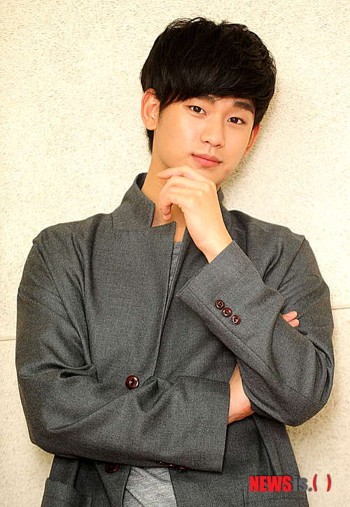 【서울=뉴시스】박동욱 기자 = MBC 드라마 '해를 품은 달'에서 이훤 역을 열연했던 배우 김수현이 23일 오전 서울 충무로 뉴시스에서 인터뷰를 마친 뒤 포즈를 취하고 있다.&nbsp; fufus@newsis.com 