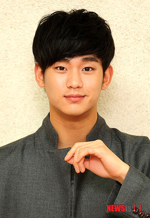 【서울=뉴시스】박동욱 기자 = MBC 드라마 '해를 품은 달'에서 이훤 역을 열연했던 배우 김수현이 23일 오전 서울 충무로 뉴시스에서 인터뷰를 마친 뒤 포즈를 취하고 있다.&nbsp; fufus@newsis.com 