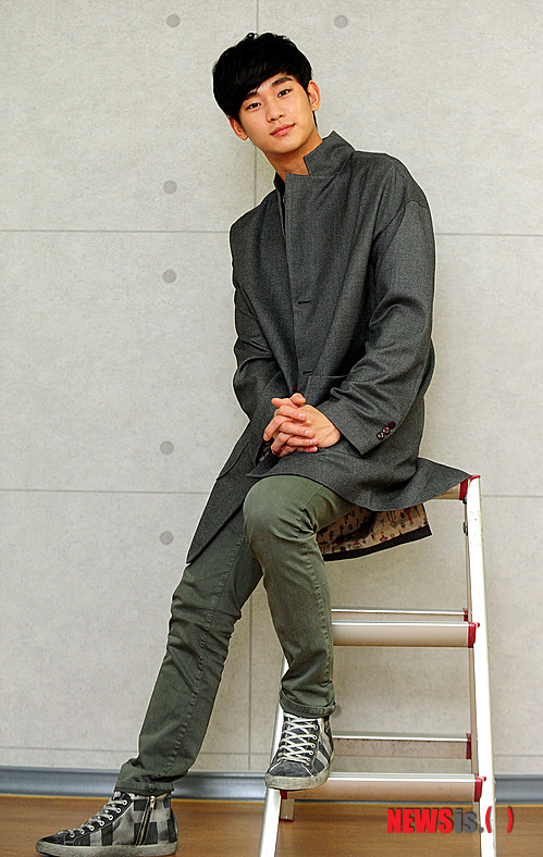 【서울=뉴시스】박동욱 기자 = MBC 드라마 '해를 품은 달'에서 이훤 역을 열연했던 배우 김수현이 23일 오전 서울 충무로 뉴시스에서 인터뷰를 마친 뒤 포즈를 취하고 있다.&nbsp; fufus@newsis.com