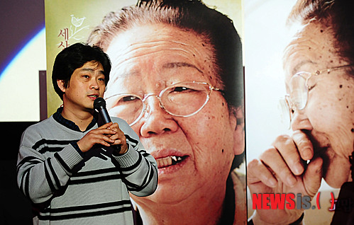 【서울=뉴시스】김기태 기자 = 23일 오후 서울 중구 을지로6가 메가박스 동대문점에서 열린 영화 ‘어머니(감독 태준식)’ 언론시사회에서 태준식 감독이 故 이소선 여사를 회고하며 작품에 대한 설명을 하고 있다. 영화 ‘어머니’는 노동운동에 헌신하며 생을 마감한 故 전태일 열사의 어머니인 이소선 여사의 마지막 2년을 가까이서 바라보며 이야기를 담은 다큐멘터리 영화이다. presskt@newsis.com