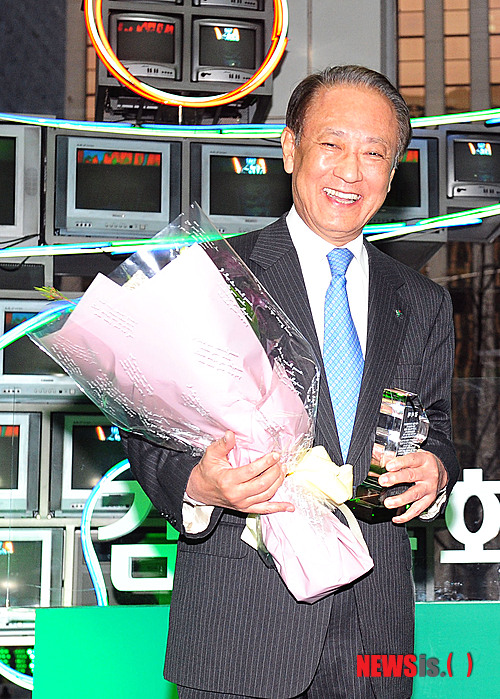 【서울=뉴시스】박동욱 기자 = 김승유 하나금융지주 회장이 23일 오후 서울 중구 하나은행 본점 로비에서 열린 본인의 퇴임식에서 김정태 신임 하나금융지주 회장에게 감사패와 꽃다발을 전달받은 뒤 기념촬영을 하고 있다.&nbsp;&nbsp;&nbsp; fufus@newsis.com