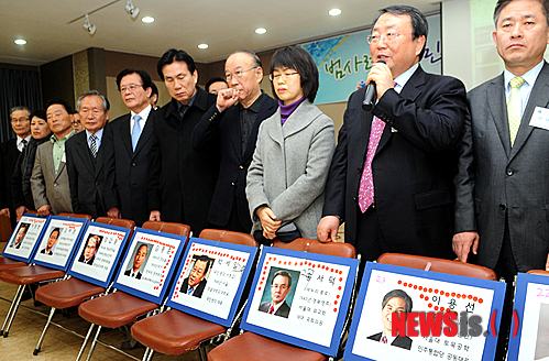 【서울=뉴시스】김인철 기자 = 23일 오후 서울시교원단체총연합회에서 열린 시민유권운동본부 100인 위원회 2차 회의에서 범시민사회단체연합 관계자들이 좋은 후보 10인(1차)의 명단을 발표하고 있다. yatoya@newsis.com