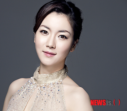【서울=뉴시스】이재훈 기자 = SBS TV 드라마 '파리의 연인' 속 '강태영' 그대로다. 동안에 아담한 체구를 지닌 그녀가 털털하면서도 성숙한 강태영 역에 과연 어울릴까라는 의문은 기우였다. 연습실에서 지켜본 한 장면은 걱정 대신 '발견'이라는 단어를 떠올리게 만들었다.&nbsp; realpaper7@newsis.com 
