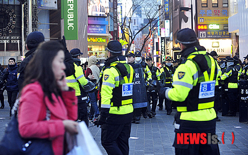 【서울=뉴시스】최동준 기자 = 25일 오후 서울 명동역 인근에서 경찰병력이 도심 게릴라 시위를 막기위해 경계를 강화하고 있다.&nbsp; photocdj@newsis.com
