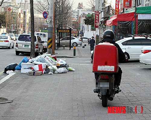 【춘천=뉴시스】이정민 기자 = 강원 춘천시에서 배달 오토바이를 타고 도로를 위험하게 달리는 일명 '배달 폭주족'들이 폭주 행각을 일삼고 있어 시민들이 불안에 떨고 있다. 25일 한 배달 오토바이가 인도로 달리고 있다.&nbsp; cielo@newsis.com 