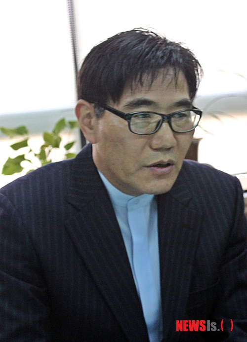 【군산=뉴시스】고석중 기자 = 26일 김장수 송정건설 회장이 전북 군산시청 브리핑룸에서 기자회견을 갖고 "임대아파트인 송정써미트 분양과정에서 사기분양 및 횡령·사문서 위조 등이 발생된데 따른 고용 잘못에 대한 책임을 통감한다"면서 "조속히 해결될 수 있도록 최선의 노력을 다하겠다"고 밝히고 있다.&nbsp; k9900@newsis.com