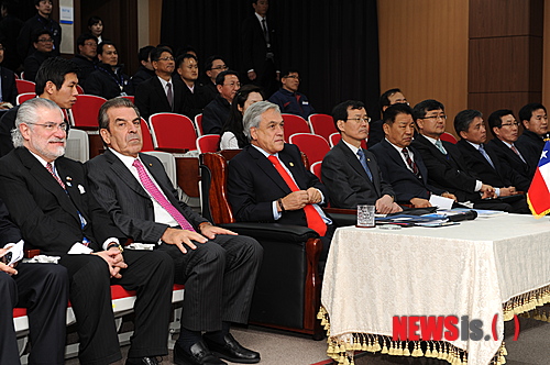 【서울=뉴시스】핵안보 정상회의 참석을 위해 방한한 세바스띠안 삐녜라(Sebastian&nbsp; Pi&ntilde;era) 칠레 대통령이 26일 오전 국토해양부 한만희 차관과 K-water 김건호 사장의 안내로 시화호 조력발전소를 시찰했다. (제공=국토해양부)&nbsp;&nbsp; photo@newsis.com&nbsp;&nbsp; 