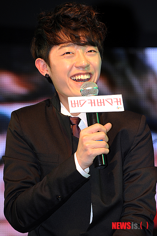 【서울=뉴시스】조성봉 기자 = 버스커버스커 멤버 김형태가 26일 오후 서울 영등포구 타임스퀘어에서 열린 버스커버스커 1집 발표 쇼케이스에서 취재진의 질문에 답하고 있다. 버스커버스커(장범준, 김형태, 브래드)는 3인조 밴드로 지난해 Mnet 슈퍼스타K3 준우승을 차지했으며, '동경소녀', '막걸리나', '서울사람들'등을 발표해 많은사람에게 사랑을 받으바 있다.&nbsp; 한편 이번 버스커버스커의 1집 앨범은 29일 발매 될 예정이며 5월 5일, 6일 양일간 단독 콘서트 '청춘버스'를 계획하고 있다.&nbsp;&nbsp; suncho21@newsis.com 