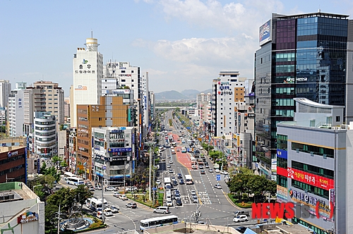 【부산=뉴시스】하경민 기자 = 사하구는 이달 말부터 10월까지 사업비 17억여 원을 투입, 하단오거리 광로주유소에서 낙동강하구둑(65호 광장)으로 이어지는 양쪽 인도 440m 구간에 휴게시설과 소규모 문화공연장을 설치하는 '젊음의 거리'를 조성한다고 27일 밝혔다. 사진은 하단오거리 전경. (사진=사하구 제공)&nbsp; yulnetphoto@newsis.com