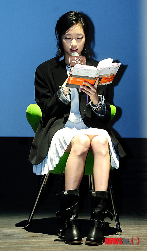 【서울=뉴시스】김기태 기자 = 27일 오전 서울 광진구 자양동 롯데시네마 건대입구에서 열린 영화 '은교' 제작보고회에서 김무열이 원작소설을 읽고 있다. 영화 ‘은교는’ 박범신 작가의 베스트셀러 소설을 원작으로 제작한 작품이다.      presskt@newsis.com 