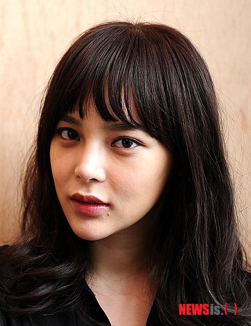 【서울=뉴시스】박종민 기자 = 영화 '간기남'의 배우 박시연이 27일 오후 서울 종로구 삼청동 한 카페에서 뉴시스와의 인터뷰에 앞서 포즈를 취하고 있다. 박시연은 다음달 11일 개봉되는 '간기남'에서 살인 사건의 열쇠를 쥐고 있는 미망인 '수진' 역을 분했다.&nbsp; jmc@newsis.com