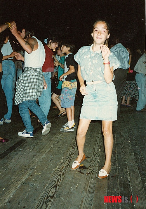 【서울=뉴시스】윤소희의 ‘음악과 여행’ <91>&nbsp; 내가 유럽 배낭여행을 했을 때가 1990년 7월이었으니 20년이 훌쩍 넘었다. 당시만 하더라도 한국 비행기가 공산 국가인 구소련의 영공을 지날 수가 없어 알래스카를 지나 북극을 넘어 유럽 대륙으로 갔다. 당시 나는 네덜란드 항공(KLM)의 여객기를 탔었는데, “지금 북극을 통과하고 있습니다”라는 기내 방송과 함께 북극 통과증까지 줬다. 당시는 먼 항공 여정 때문에 이틀이 걸려서야 유럽에 당도했는데, 요즘의 유럽 여행은 이웃집 가는 듯하다. 