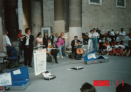 【서울=뉴시스】윤소희의 ‘음악과 여행’ <91>&nbsp; 내가 유럽 배낭여행을 했을 때가 1990년 7월이었으니 20년이 훌쩍 넘었다. 당시만 하더라도 한국 비행기가 공산 국가인 구소련의 영공을 지날 수가 없어 알래스카를 지나 북극을 넘어 유럽 대륙으로 갔다. 당시 나는 네덜란드 항공(KLM)의 여객기를 탔었는데, “지금 북극을 통과하고 있습니다”라는 기내 방송과 함께 북극 통과증까지 줬다. 당시는 먼 항공 여정 때문에 이틀이 걸려서야 유럽에 당도했는데, 요즘의 유럽 여행은 이웃집 가는 듯하다. 