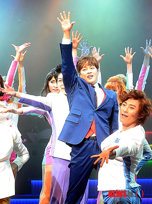 【서울=뉴시스】박종민 기자 = 28일 오후 서울 한남동 블루스퀘어 삼성카드홀에서 열린 뮤지컬 '캐치 미 이프 유 캔' 프레스콜에서 박광현을 비롯한 배우들이 멋진 공연을 선보이고 있다. 뮤지컬 캐치 미 이프 유 캔은 오는 6월 28일까지 화, 수, 목, 금, 토 오후 4시와 8시, 일, 공휴일에는 오후 3시, 7시에 공연된다.&nbsp; jmc@newsis.com