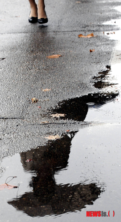 【서울=뉴시스】이예슬 기자 = 한국예술종합학교 학생상담센터와 서울시 자살예방센터가 30일 학생 자살 예방을 위한 사회적 네트워크를 구축하는 업무 협약을 맺는다. 한예종은 "인적 자원과 정보 교류 및 협력을 통해 재학생들의 자살 예방을 위한 사업을 공동추진하고 상호 지원할 예정"이라고 밝혔다. 협약에는 ▲야간 및 공휴일에 발생할 수 있는 응급상황에 대비하기 위한 24시간 전화상담 체계 구축 ▲정신건강 특강사업에 대한 교육협력 ▲자살예방지침 정보교환 등이 포함됐다. 협약식에는 한예종 설원기 교학처장, 학생상담센터 서충식 소장 등 학교 관계자와 이명수 서울시 자살예방센터장 등이 참석한다. 앞서 한예종 학생상담센터는 교수-학생 간 멘토링 시스템 강화, 정신건강 관련 의료비 지원, 전학년 심리평가를 통한 위험군 선별 등의 방안을 내놓은 바 있다. ashley85@newsis.com