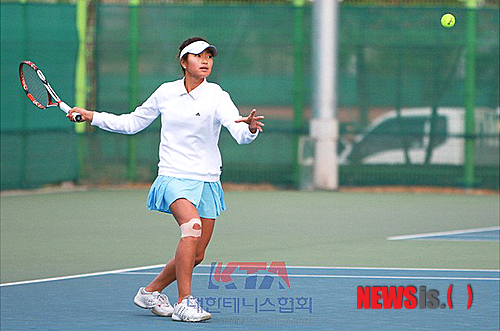 【서산=뉴시스】박상록 기자 = 충남 서산 서일고등학교 1학년 송아양(사진)이 지난 17일 테니스 주니어 국가대표에 선발됐다. 송아 선수의 운동 모습 (사진=대한테니스협회 제공) park2223@newsis.com