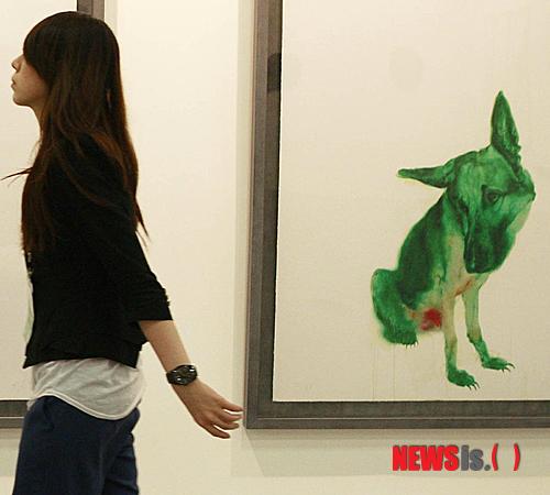 【서울=뉴시스】박영주 기자 = 서울남부지검 최재호(48) 부장검사가 만취상태에서 여기자들을 성추행한 것과 관련, 한국기자협회(회장 박종률)가 성명을 냈다.&nbsp; 기자협회는 30일 “최 검사의 성추행에 경악을 금치 못한다. 현직 부장검사가 만취해 여기자들의 몸을 더듬고 막말을 하며 1시간이 넘게 추태를 부렸다니 너무나 기막히다. 참다못한 기자가 수차례 항의했음에도 성추행을 계속한 최 검사의 오만불손한 행동은 어디서 연유하는가”고 물었다.&nbsp; “특히 ‘만취해서 내가 한 행동이 기억나지 않는다’고 변명으로 일관했다고 하니 대한민국 검사가 맞는지 의심스럽다. 차장검사 등 다른 검사들도 그 자리에 동석했다고 하는데, 그들은 최 검사의 성추행을 보고만 있었는지 묻고 싶다. 기자들이 정식으로 항의한 뒤에도 곧바로 사과하지 않고 ‘이틀만 시간을 달라. 입장을 정리하겠다’고 했다. 구렁이 담 넘어가듯 얼버무리려는 비겁한 행동에 다름 아니다.”&nbsp; 기자협회는 “대검찰청은 피해 기자들과 언론사의 항의가 이어지자 최 검사를 30일자로 광주고검에 직무대기 발령하고 감찰조사에 착수했다. 한상대 검찰총장은 사건을 보고받고 격노해 강력한 징계를 지시했다고 한다. 검찰은 철저한 감찰조사를 통해 성추행의 진상을 명백히 밝히고 최 검사에게 응분의 책임을 물어야 한다. 또한 최 검사의 성추행 사건을 반면교사로 삼아 다시는 이런 부끄러운 일이 재발하지 않도록 해야 한다”고 지적했다.&nbsp; 또 “현 정부의 언론 장악 음모가 만천하에 드러난 작금의 상황에서 정권의 하수인으로 전락한 검찰이 사회적 공기인 언론에 대해서까지 안하무인 격으로 대하는 파렴치한 행동에 분노할 따름이다”고 개탄했다.&nbsp; 한편, 최 부장검사는 28일 기자들과 상견례를 겸한 회식에서 술에 취해 여기자들의 허벅지를 만지고 부적절한 발언을 했다. “집이 어디냐. 나랑 몰래 나가자”라는 등의 말을 수차례 반복했다.&nbsp; gogogirl@newsis.com