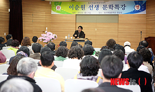 【울산=뉴시스】고은희 기자 = 31일 오후 동리목월문학관 영상실에서 '압구정동에 비상구가 없다' '19세' 등의 작가 이순원 소설가가 '나의 삶과 나의 소설'을 주제로 특강을 펼치고 있다.&nbsp; gogo@newsis.com