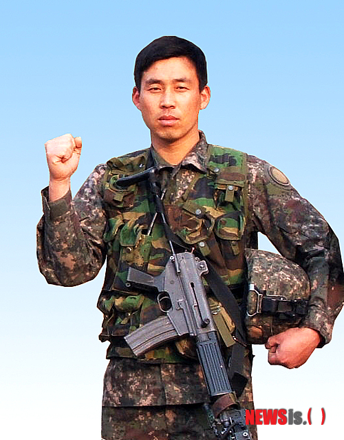 【춘천=뉴시스】이은주 기자 = 2일 DMZ에서 14년 군 생활, 1000회 작전수행 한 육군 15사단의 진혁(36) 상사가 포즈를 취하고있다. (사진=육군 15사단 제공)&nbsp;&nbsp; lej@newsis.com