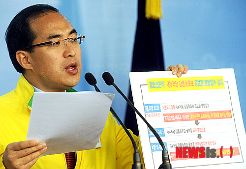 【서울=뉴시스】서재훈 기자 = 2일 오전 서울 여의도 국회 정론관에서 19대 총선 서울 중랑을에 출마한 박홍근 민주통합당 후보가 강동호 새누리당 후보의 공보물 불법접수에 대한 의혹을 제기하는 기자회견을 갖고 있다.&nbsp; jhseo@newsis.com