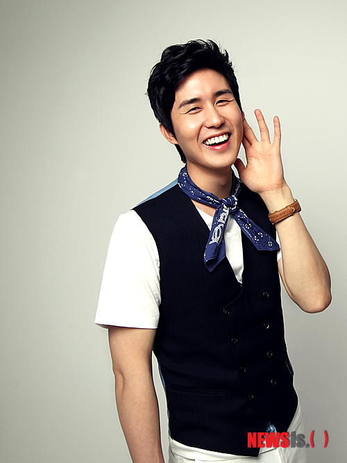 【서울=뉴시스】이재훈 기자 = 트로트 가수 신유(29)가 고공 행진 중이다. 2일 홍보사 에이엠지글로벌에 따르면, 신유의 '시계바늘'은 각 음원사이트의 트로트 차트에서 1위를 질주하고 있다. 또 다른 신유의 곡 '잠자는 공주'는 같은 차트에서 2,3위를 오르내리는 중이다. 신유가 그간 내놓은 2장의 앨범은 고속도로 휴게소와 대형마트를 통해 정품만 50만장 이상 팔려나갔다. 비품까지 치면 100만장이 넘었으리라는 추정이다. 여성 중년층을 중심으로 결성된 팬클럽 회원은 6000명에 이른다. 지난 1월29일 출발한 전국 투어 콘서트는 매진 사례를 기록 중이다. 이 같은 인기를 반증하듯 KBS 2TV '인간극장'은 지난 2월 방송한 '부자 트로트 가수 신웅 사는게 뭐 별거 있더냐'를 2일 재방송한다. 신유와 그의 아버지인 트로트 가수 신웅(59)의 이야기를 담았다. realpaper7@newsis.com