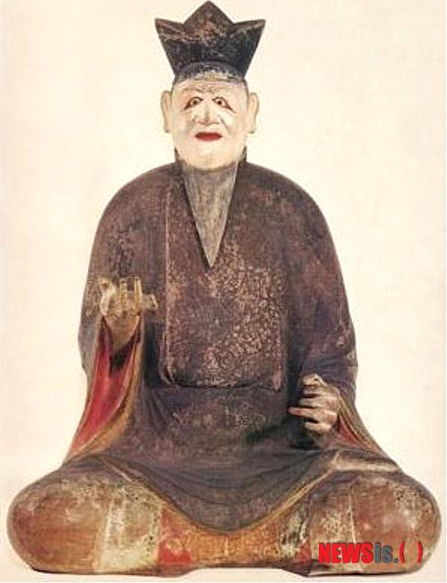 【서울=뉴시스】하도겸의 ‘일본 속 우리 신불(神佛)을 찾아서’ <3>&nbsp; 국립민속박물관 학예연구사 = 고대사회에서 종교나 신앙의 역할은 지금보다 매우 컸을 것이다. 제정일치(祭政一致)라고 할 수 있을 정도로 종교와 신앙은 지배층들의 이데올로기로써 백성에게 커다란 영향을 끼쳤다. 신권(神權)정치 즉 왕이 신으로서의 권력을 가졌다고까지 한다. 불교에서는 이를 전륜성왕(轉輪聖王)이라 한다. 신라 시대 때 법흥왕과 진흥왕이 이를 표방했다.&nbsp; 국립민속박물관 큐레이터 dogyeom.ha@gmail.com 