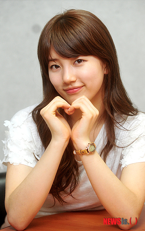 【서울=뉴시스】고범준 기자 = 영화 '건축학개론(감독 이용주)'에 출연한 배우 수지가 2일 오후 서울 중구 충무로 뉴시스 본사에서 인터뷰에 앞서 포즈를 취하고 있다. bjko@newsis.com