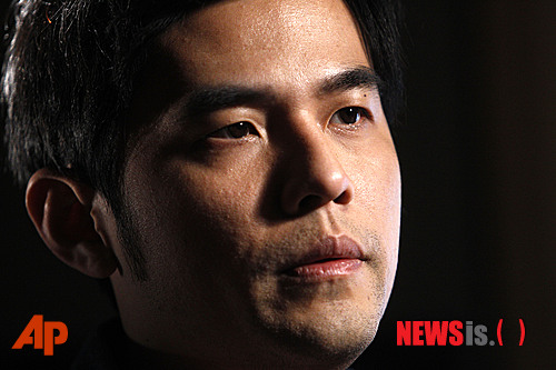 【서울=뉴시스】이재훈 기자 = 중국어권 톱스타인 타이완의 가수 겸 영화배우 저우제룬(34·周杰倫)이 가수 싸이(35)의 '강남스타일'과 한류를 거부했다.&nbsp; 현지 미디어에 따르면, 저우제룬은 지난 2일 중국 베이징에서 열린 중국 검색 포털사이트 '바이두닷컴' 10주년 기념 시상식 '바이두 10년 성전'에서 수상하며 한류를 좇지말자고 말했다.&nbsp; 수상 소감을 통해 "'강남스타일'이 꽤 웃기지만 중국 음악이 훨씬 훌륭하다"면서 "더 이상 한류를 추종하지 말고 모든 (중국) 연예인들이 힘을 합쳐 '강남스타일'을 따라하지 말아야 할 것"이라고 밝혔다.&nbsp; 중국판 트위터인 '웨이보'에서는 저우제룬의 발언을 놓고 찬반 투표가 벌어졌다. 6일 오후 현재까지 약 80%이상이 찬성 의견을 던졌다.&nbsp; 한편, 저우제룬은 금발 등 최근 발매한 새 앨범의 패션 콘셉트가 한류그룹 '2PM' 멤버 우영(23)의 스타일을 모방했다는 의혹을 산 바 있다.&nbsp; 1997년 타이완 TVBS-G 신인 발굴 프로그램 '초급신인왕'을 통해 연예계에 발을 들인 저우제룬은 중국 전통음악에 힙합과 R&B를 뒤섞은 노래를 부르며 중국어권 전역에서 스타로 떠올랐다. 2007년 영화 '말할 수 없는 비밀'(不能說的秘密)로 한국에서도 인기를 누렸다.&nbsp; realpaper7@newsis.com 