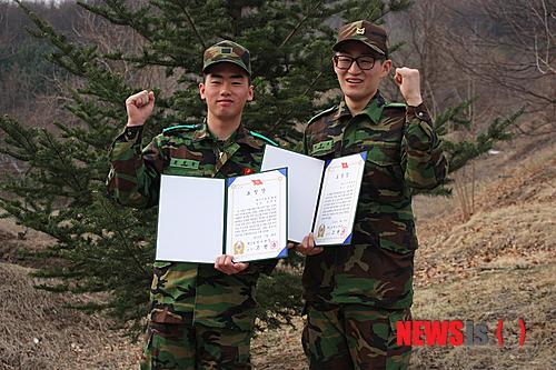 【양구=뉴시스】한윤식 기자 = 육군 2사단은 포병연대 예하 인헌대대 소속 강선구(24) 하사와 권정원(22) 상병이 지난달 26일 오후1시30분께 보급품 수령을 위해 강원 인제로 이동 중 내리막길에서 차량전복으로 부상을 당한 주민을 구했다고 3일 밝혔다.(사진=육군 2사단 제공)&nbsp; ysh@newsis.com