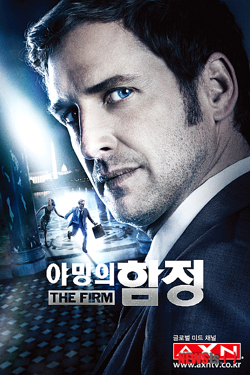 【서울=뉴시스】유상우 기자 = 미국드라마 채널 AXN이 법정 스릴러 '야망의 함정'을 5일부터 목요일 밤 10시50분에 방송한다.&nbsp; 존 그리샴의 원작소설 인기 덕분에 톰 크루즈 주연 영화로도 나온 작품이다.&nbsp; 드라마는 그리샴 원작소설의 10년 후 이야기를 상상으로 만들어낸 시퀄 형식이다. 할리우드 배우 조시 루카스가 스마트하고 매력적인 변호사 '미치 맥디어'로 출연해 주목받았다.&nbsp; 마피아가 운영하는 거대 로펌을 무너뜨린 미치 맥디어가 FBI의 보호 아래 10년을 지낸 후 가족과 자유로운 삶을 위해 변호사 사무실을 열면서 시작된다.&nbsp; swryu@newsis.com