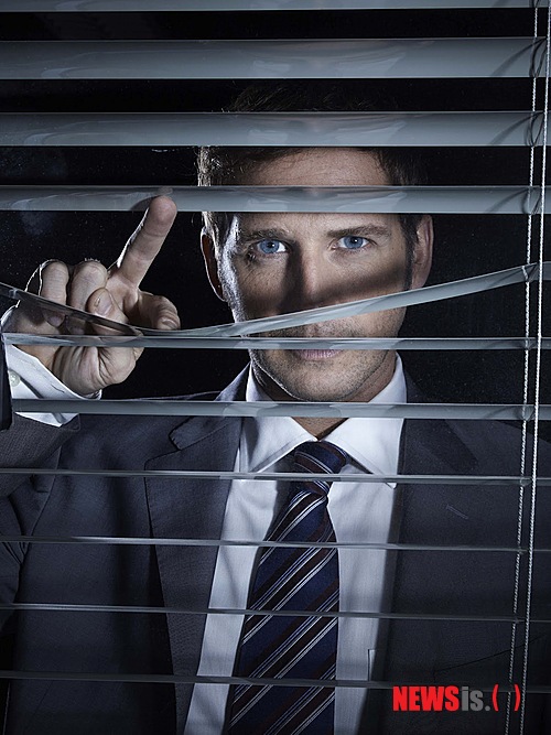 【서울=뉴시스】유상우 기자 = 미국드라마 채널 AXN이 법정 스릴러 '야망의 함정'을 5일부터 목요일 밤 10시50분에 방송한다.&nbsp; 존 그리샴의 원작소설 인기 덕분에 톰 크루즈 주연 영화로도 나온 작품이다.&nbsp; 드라마는 그리샴 원작소설의 10년 후 이야기를 상상으로 만들어낸 시퀄 형식이다. 할리우드 배우 조시 루카스가 스마트하고 매력적인 변호사 '미치 맥디어'로 출연해 주목받았다.&nbsp; 마피아가 운영하는 거대 로펌을 무너뜨린 미치 맥디어가 FBI의 보호 아래 10년을 지낸 후 가족과 자유로운 삶을 위해 변호사 사무실을 열면서 시작된다.&nbsp; swryu@newsis.com