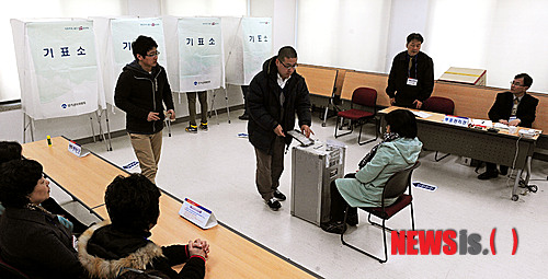 【서울=뉴시스】박동욱 기자 = 19대 국회의원선거 부재자투표 시행 첫 날인 5일 오전 서울 안암동 고려대학교에 마련된 부재자투표소에서 학생들이 투표를 하고 있다.&nbsp; fufus@newsis.com