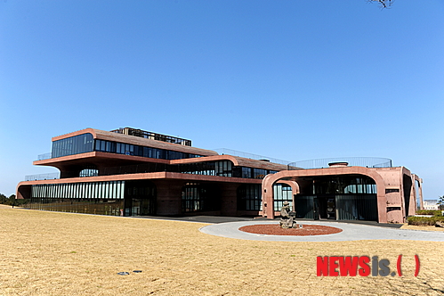 【서울=뉴시스】= 다음커뮤니케이션이 법원으로부터 지난달 30일 신청한 본사 등기 이전 등록 확인을 받음으로써 제주도 본사 이전을 마쳤다고 5일 밝혔다.&nbsp; 다음은 제주 영평동 첨단과학기술단지 내 신사옥 '스페이스닷원(Space.1)'으로 본사를 이전했다. 연면적 9,184㎡(약 2,783평)에 지하 1층, 지상 5층 규모로 지어진 스페이스닷원은 오름이나 화산 동굴 등을 형상화해 디자인 했다. (사진 = 다음커뮤니케이션 제공)&nbsp; photo@newsis.com 