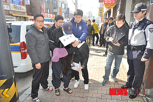 【수원=뉴시스】노수정 기자 = 지난 1일 밤 경기 수원 지동에서 길을 가다 부딪쳤다는 이유로 20대 여성을 집으로 끌고가 살해한 조선족에 대한 현장검증이 열린 5일 피의자 우모씨가 사건현장에서 범행을 재현하고 있다. (사진=수원중부경찰서 제공)&nbsp; nsj@newsis.com