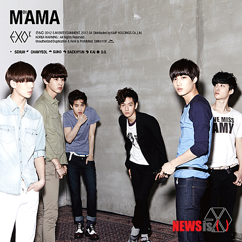 【서울=뉴시스】이재훈 기자 = SM엔터테인먼트의 신인그룹 '엑소-K'와 '엑소-M'이 활동을 본격화한다.  6일 SM에 따르면, 엑소K와 엑소M은 8일 0시 첫 미니앨범 타이틀 곡 '마마(MAMA)'를 아이튠스를 비롯해 멜론, 올레뮤직, 벅스 등 국내 음악 사이트와 중국 포털사이트 시나의 시나뮤직 등 중국의 각 음악사이트를 통해 공개한다.  한국어로 녹음된 엑소K 버전과 중국어로 녹음된 엑소M 버전을 동시에 선보인다.  '마마'는 SM 전속 작곡가 유영진(41)이 만들었다. 가톨릭교회에서 중세부터 내려오는 성가를 가리키는 그레고리오 풍의 오케스트라 사운드가 웅장하다. 날카로운 신시 사운드, 강렬한 기타 리프 등이 덧대졌다.  노랫말에는 현실과 가상의 세계에서 현대인이 느끼는 갈등, 소통의 부재에 대한 안타까움, 순수한 사랑을 되찾길 바라는 마음 등을 담았다.  9일 '마마' 등 총 6곡이 실린 미니앨범을 엑소K와 엑소M 버전으로 오프라인에 함께 내놓는다.  realpaper7@newsis.com 