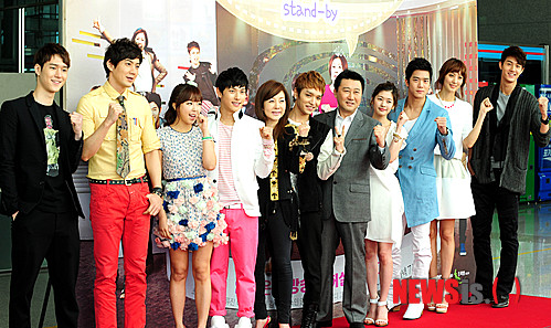 【서울=뉴시스】 박문호 기자 = 6일 오후 경기 고양시 일산동구 장항동 일산MBC드림센터에서 열린 시트콤 '스탠바이'제작발표회에서 배우들이 파이팅을 하고 있다. 왼쪽부터 배우 고경표, 류진, 김예원, 임시완, 박준금, 쌈디, 최정우, 정소민, 하석진, 김수현, 이기우.&nbsp;&nbsp; go2@newsis.com