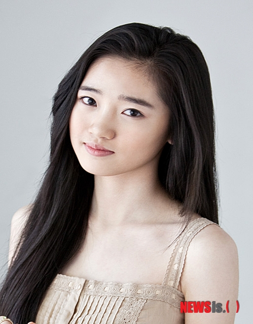 【서울=뉴시스】박영주 기자 = 탤런트 한보배(18)가 종합편성채널 JTBC 주말드라마 '인수대비'에 합류했다.&nbsp; '인수대비'는 여성의 신분을 넘어 조선 최고의 권력자를 꿈꾼 '인수대비'(채시라)와 비운의 왕비 폐비 '윤씨'(전혜빈), 조선왕조 최초의 대비 '정희왕후'(김미숙) 등 권력을 둘러싼 세 여인의 인연과 악연을 다룬 작품이다.&nbsp; 한보배는 '윤창년'역을 맡았다. 폐비 윤씨와 함께 입궐한 후궁으로 온순하고 신중한 캐릭터다. 채시라(44), 김미숙(53), 전혜빈(29) 등과 호흡을 맞추며 여인천하 궁궐의 극적 긴장감을 이끈다.&nbsp; 한보배는 '계백', '천추태후', '서동요' 등의 사극에 아역으로 나왔다. 이번에는 성인연기다. "대선배들과 함께 출연하게 돼 영광이다. 작품에 누가 되지 않도록 최선을 다해 연기해 많은 분들에게 좋은 모습을 보여주고 싶다"고 밝혔다.&nbsp; '인수대비'는 토·일요일 밤 8시45분에 방송된다.&nbsp; gogogirl@newsis.com