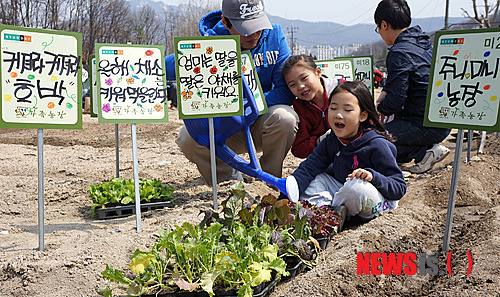 【서울=뉴시스】 모처럼 포근한 주말을 맞아 이번주 부터 운영되는 서울 도봉구 무수골 현대백화점 주말 가족농장에서 8일 아버지와 딸들이 본격적인 봄맞이 준비가 한창이다. (사진=현대백화점 제공) photo@newsis.com