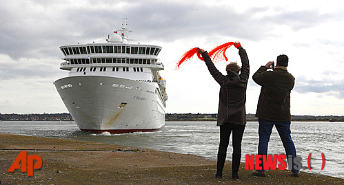 【사우샘프턴=AP/뉴시스】영국 사우샘프턴에서 8일(현지시간) 유람선 발모랄호가 타이타닉 침몰 100주년 기념 항해를 떠나자 항구에 있는 사람들이 손을 흔들며 환송하고 있다. 100년 전 타이타닉호 침몰 당시와 같은 승객수를 태운 발모랄호는 타이타닉호가 지나갔던 경로를 따라 침몰 장소까지 항해할 예정이다. 타이타닉호 침몰 100주년 기념 크루즈 여행은 영국의 유람선회사 화이트스타 소속 타이타닉호가 처녀항해를 출발했던 사우샘프턴에서 출발해 12박13일 동안 항해할 예정이다. 발모랄호는 1309명의 승객을 태우고 타이타닉호가 지나간 항로를 따라갈 것이다. 이 크루즈 여행의 주최 측은 승객들이 침몰만 제외하고 당시 음식과 음악을 경험할 수 있도록 했다. 주최 측은 28개국 사람들이 이 여행에 예약했으며 타이타닉호에 탔던 승객의 후손도 있다고 밝혔다. 타이타닉호는 1912년 4월15일 빙산과 충돌해 침몰할 당시 1500여 명이 사망했다. 