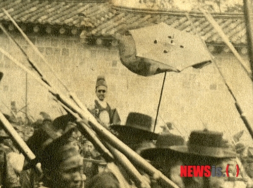 【서울=뉴시스】박성환 기자 = 연세의료원은 제중원(광혜원) 창립 127주년을 맞아 10일부터 열흘 간 서울 서대문구 신촌동 세브란스병원 본관 아트스페이스에서 '알렌이 본 19세기말 조선' 사진 전시회를 개최한다고 9일 밝혔다. 사진은 어가행렬 당시 고종황제가 선글라스 쓴 모습. (사진=연세의료원 제공)&nbsp; sky0322@newsis.com 