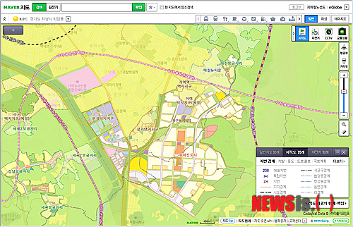 【서울=뉴시스】= 네이버는 지도 서비스에 '지적도' 정보를 제공한다고 9일 밝혔다. '지적도(地籍圖)'란 땅의 호적 격으로, 토지의 소재, 지번, 지목, 경계 따위를 나타내는 평면도다.&nbsp; 네이버는 이번 서비스를 통해 전국 3700만 필지에 대한 지적도 정보와 3000여 택지개발 지구, 140만여 도시계획 정보 등 국토종합개발 정보를 제공한다. 이로써 토지의 모양뿐만 아니라 토지거래 시 확인해야 할 지목, 맹지 여부, 용도, 개발 예정지 등의 정보를 현장 방문 없이 확인할 수 있다. (사진 = 네이버 제공)&nbsp; photo@newsis.com 