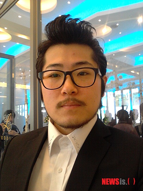 【서울=뉴시스】이재훈 기자 = 마술사 최현우(26)가 마술을 하던 도중 감전사고를 당해 중추신경이 마비됐다.&nbsp; 10일 매니지먼트사 아이디얼매직엔터테인먼트에 따르면, 최현우는 전날 서울 오후 3시께 상암동 CJ E&M 센터에서 tvN 파일럿 프로그램 '마법의 왕' 녹화 리허설에서 마술 도구를 사용하던 중 감전돼 병원에 후송됐다.&nbsp; 후배 마술 듀오 '투승호'를 위해 게스트로 나섰다 변을 당했다.&nbsp; 아이디얼매직은 "병원에서 중추신경 마비증세가 있어 앞으로 활동이 불투명하다는 소견을 받았다"며 "현재 중환자실에 있다"고 알렸다. 최현우는 서울 영등포 한강성심병원에 입원 중이다.&nbsp; tvN은 "상황 파악 중"이라고만 했다.&nbsp; 최현우는 2008년 KBS 2TV '스펀지2.0'에서 마술 비법을 공개, 마술협회에서 제명당했다. 오랜 공백 끝에 지난달 마술쇼 '시크릿 더 매직쇼'로 활동을 재개했다.&nbsp; 2005년 코리아 매직 페스티벌에서 3위를 차지하고 같은 해 일본 SAM J.C.M.A에서 특별상을 받았다. 2006년 AMA 컨벤션 클로즈업에서는 우승을 차지했다. /realpaper7@newsis.com 