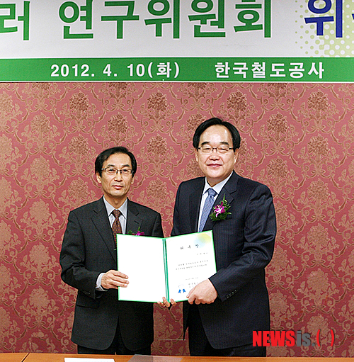 【대전=뉴시스】박희송 기자 = 코레일은 10일 오전 서울역 회의실에서 기관사의 인적오류(휴먼에러) 예방을 위한 근본 해결책 마련을 위해 외부전문가로 구성된 '휴먼에러 연구위원회'를 출범시켰다. 사진은 정창영(오른쪽) 코레일 사장이 신택현 위원장에게 위촉장을 수여하고 기념촬영을 하고 있다. (사진=코레일 제공)&nbsp;&nbsp; photo@newsis.com 